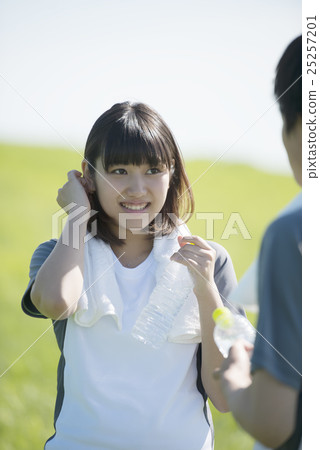 一對夫婦在草地上保濕 一對夫婦在草地上保濕 25257201