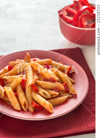 Penne with tomato sauce and fresh red pepper 25258722