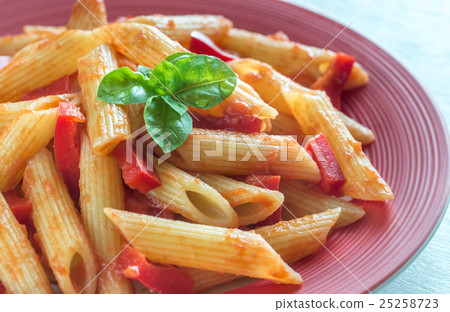 Penne with tomato sauce and fresh pepper 25258723