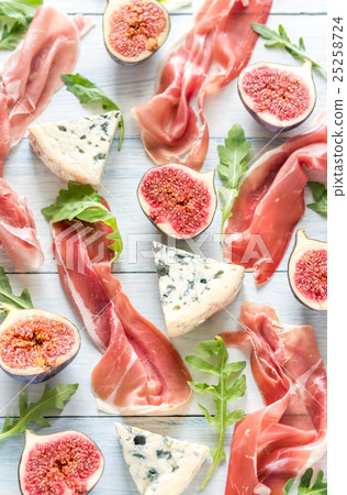 Slices of jamon with blue cheese and figs 25258724