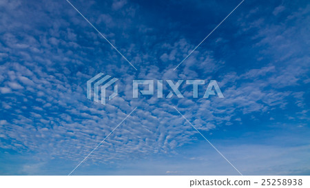 10月上旬的天空和雲彩（16：9更多藍色與修飾） 25258938