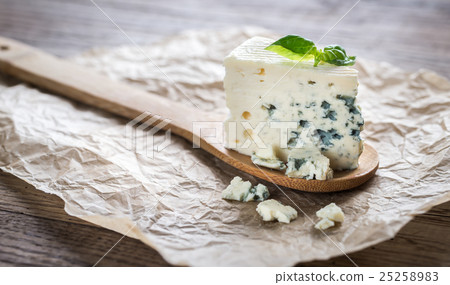 Piece of the blue cheese on the wooden spoon 25258983