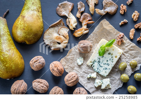 Blue cheese with walnuts, oyster mushrooms  25258985
