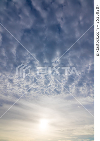 10月上旬的天空和雲彩（藍色更垂直與修飾） 25259287