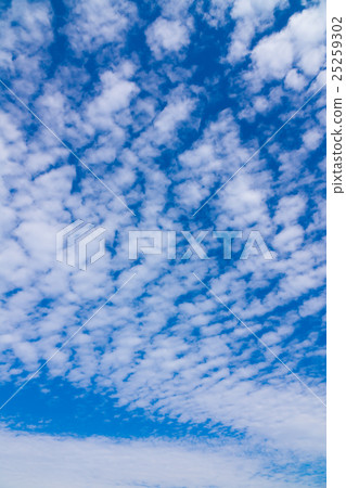 10月上旬的天空和雲彩（藍色更垂直與修飾） 25259302