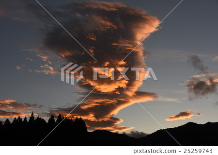 Clouds in the morning sun are beautiful Clouds in the morning sun are beautiful 25259743