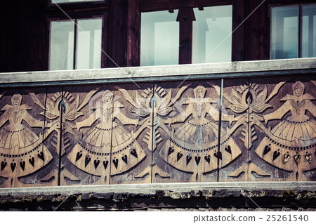 Traditional polish wooden hut from Zakopane 25261540