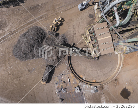 Iron raw materials recycling pile, work machines. 25262256