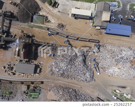 Iron raw materials recycling pile, work machines. 25262257