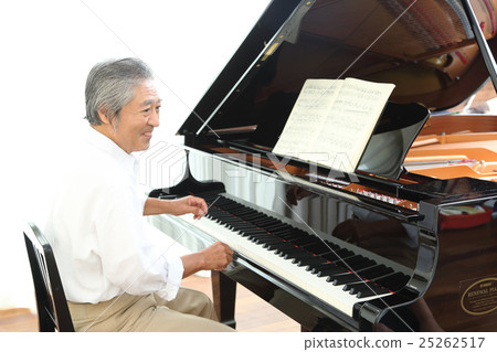 Senior men playing the piano 25262517
