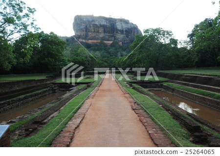 錫吉里耶岩 25264065