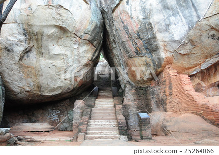 錫吉里耶岩 25264066