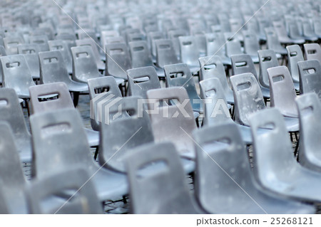Rows of portable plastic chairs 25268121