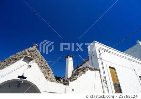 Traditional trulli houses in Alberobello 25268124