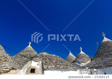 Traditional trulli houses in Alberobello 25268125
