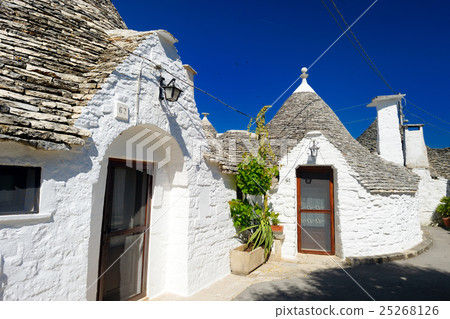 Traditional trulli houses in Alberobello 25268126