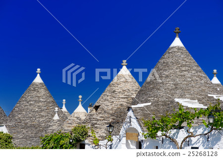 Traditional trulli houses in Alberobello 25268128