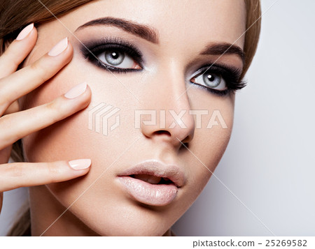 Beautiful woman with fashion makeup of eyes 25269582