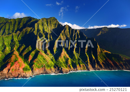 Beautiful aerial view of Na Pali coast, Kauai 25270121