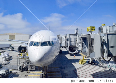 等待在登機口的飛機 等待在登機口的飛機 25271535