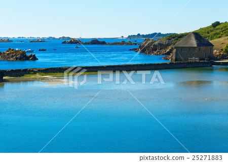 布萊爾島上的波浪渦輪機和海濱景觀 布萊爾島上的波浪渦輪機和海濱景觀 25271883