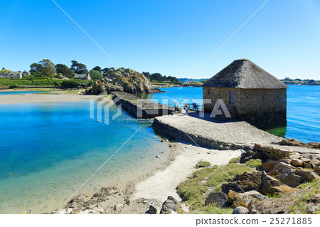 A wave turbine on Blair Island and the landscape of the waterfront 25271885