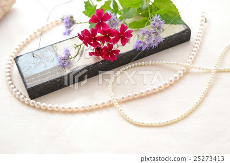 花和珍珠項鍊 25273413