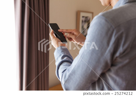 一個使用智能手機的人 25274212