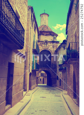 Street and Chapel of San Antonio de Padua. Calaceite 25274792