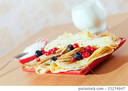 delicious pancakes with berries 25274847