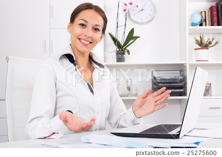 woman working office 25275600