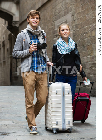 couple sightseeing and taking pictures couple sightseeing and taking pictures 25276576