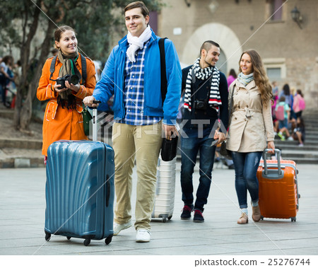 travelers with baggage sightseeing and smiling in autumn 25276744