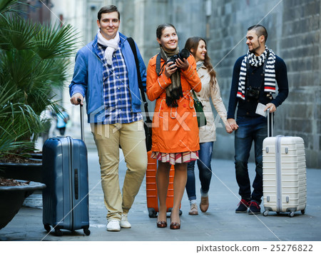 travelers with baggage sightseeing and smiling in autumn 25276822