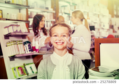 Little glad girl in the pharmacy with parents and pharmacist 25278809