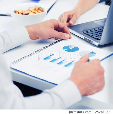 business team having discussion in office 25281052