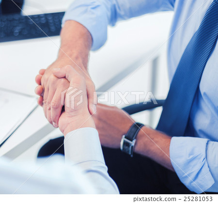 businessmen shaking hands in office 25281053