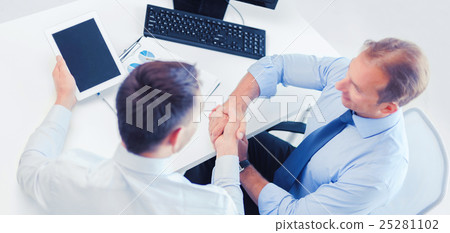 businessmen shaking hands in office 25281102