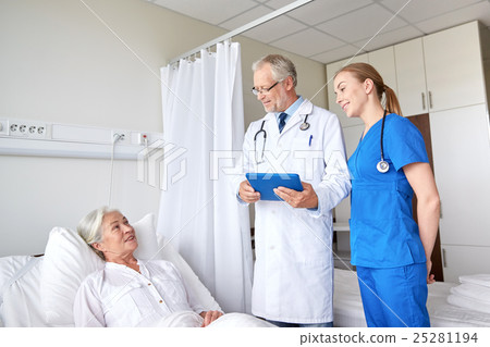 doctor and nurse visiting senior woman at hospital 25281194