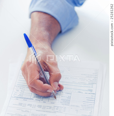 man filling tax form 25281262