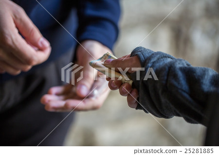 close up of addict buying dose from drug dealer 25281885