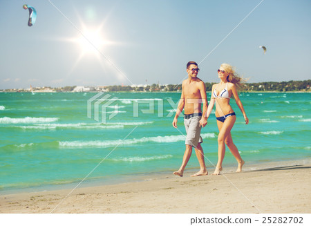 couple walking on the beach 25282702
