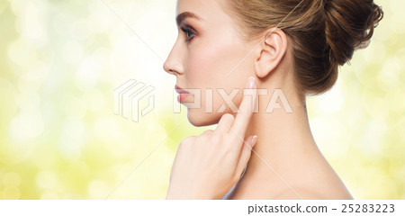 beautiful woman pointing finger to her ear 25283223