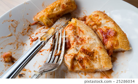 waste food of pizza after eat with spoon 25286034