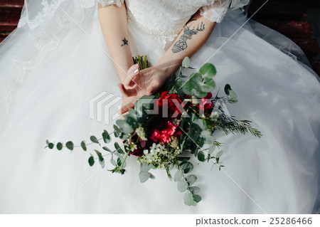 Bride holding wedding bouquet 25286466