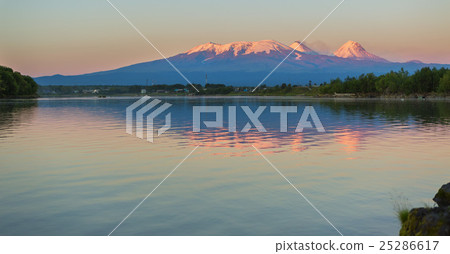 Sunset lighting Kluchevskaya group of volcanoes Sunset lighting Kluchevskaya group of volcanoes 25286617