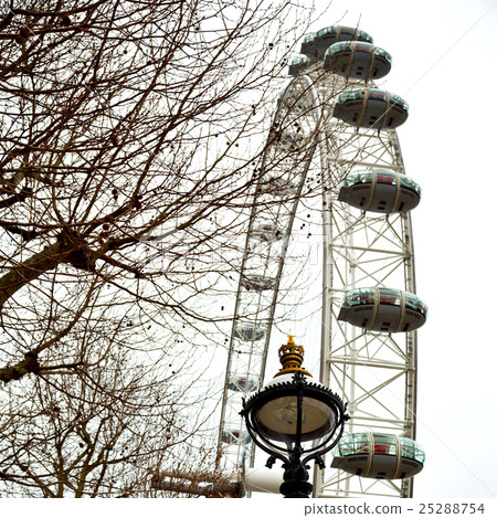 london eye in the spring sky and white clouds 25288754