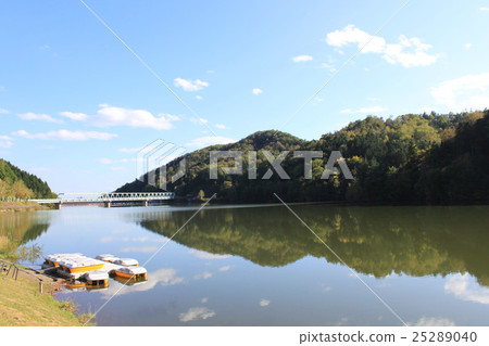 在水壩湖反映的山 25289040