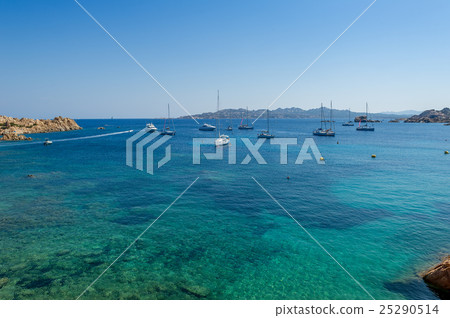 Mediterranean bay with turquoise water and sailing 25290514