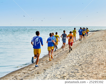 Training young football team 25295392